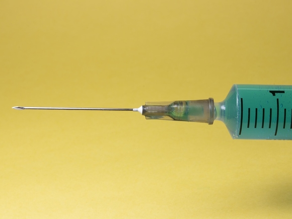 Названы прививки, которые требуют повторения во взрослом возрасте