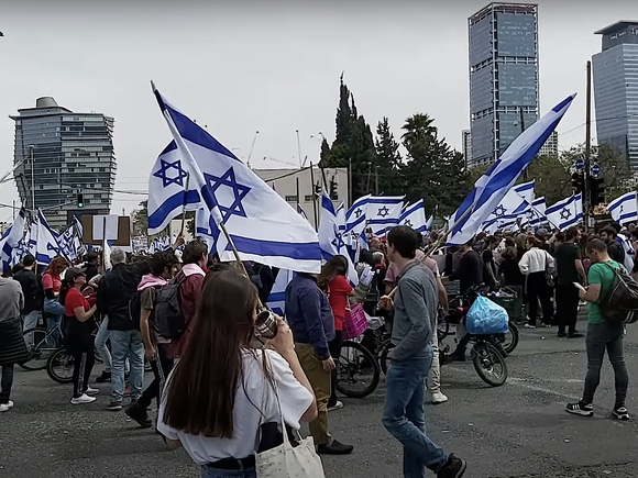 В Тель-Авиве десятки тысяч человек вышли на митинг против судебной реформы