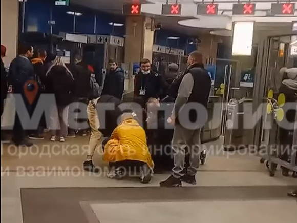 В петербургском метро пассажиры скрутили мужчину, бросавшегося на людей с ножом