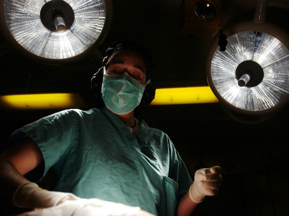 Клиника пластической хирургии заплатит более миллиона за испорченную грудь пациентки