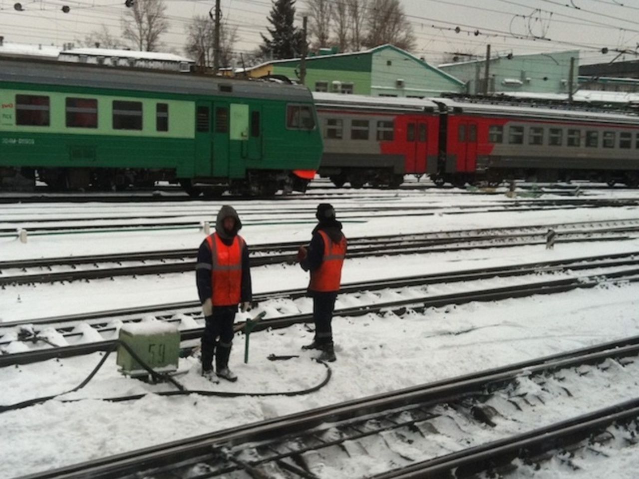 поезда на курском вокзале. сход урюм нанагры. в приамурье сход 20 вагонов. гидростроитель станция сход тепловоза. пассажиры в электричке.