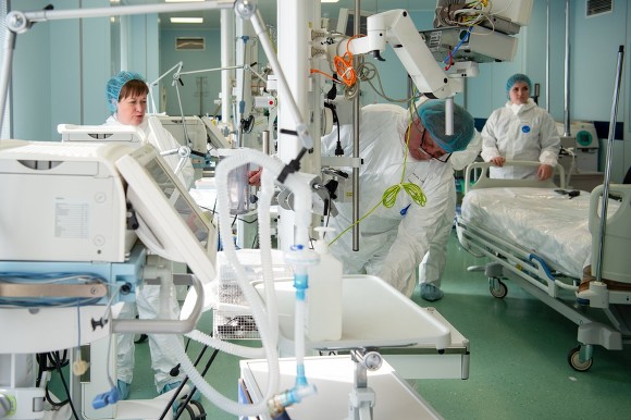 Врач: В больницах резко сокращаются зарплаты узких специалистов