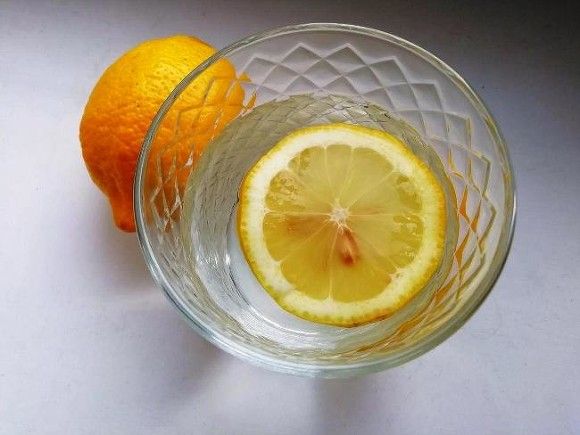 Нутрициолог назвала тех, кому нельзя пить воду с лимоном