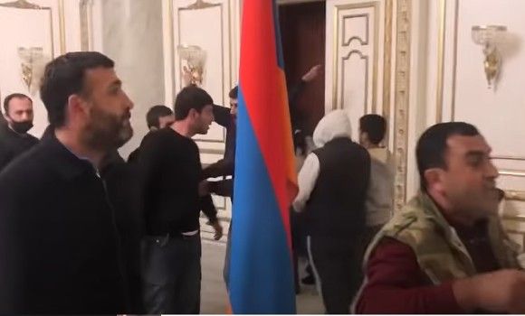 В Сеть слили видео прорыва протестующих в правительство Армении