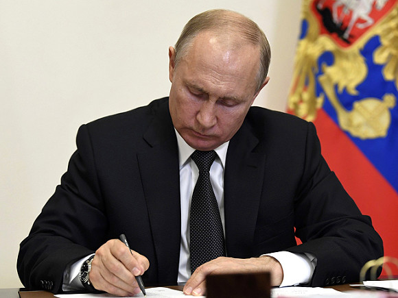 Путин внес в Госдуму закон, запрещающий наличие иностранного гражданства для военных и госслужащих