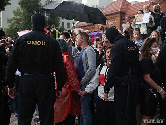 У костела в белорусской столице начались задержания протестующих (фото)