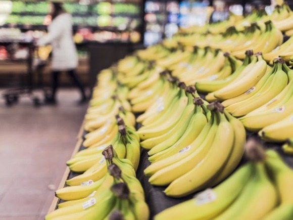 Инфляция в России продолжает ускоряться: за последнюю неделю подорожали огурцы, бананы и шоколадные конфеты