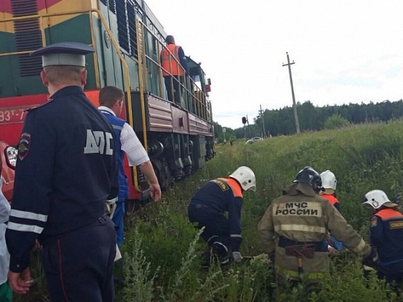 В Омске два человека погибли при странном столкновении поезда с грузовиком (видео)