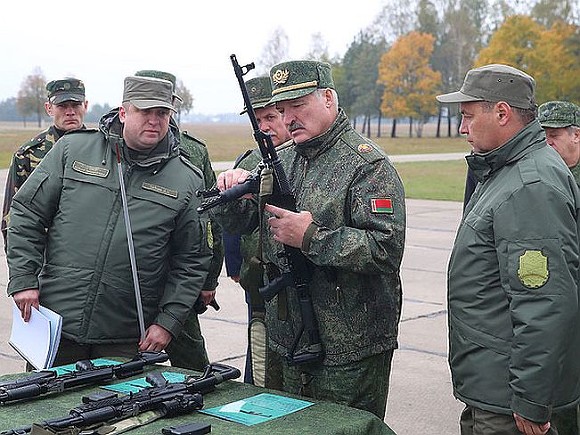 Лукашенко: Не служившие в армии президентами быть не должны