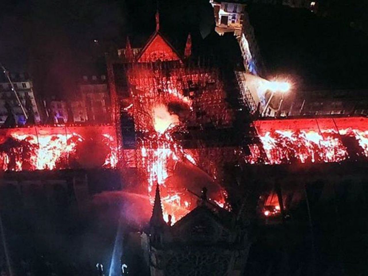 Eto Simvol Apokalipsisa Lyudi Obsuzhdayut Pozhar V Sobore Parizhskoj Bogomateri Rosbalt