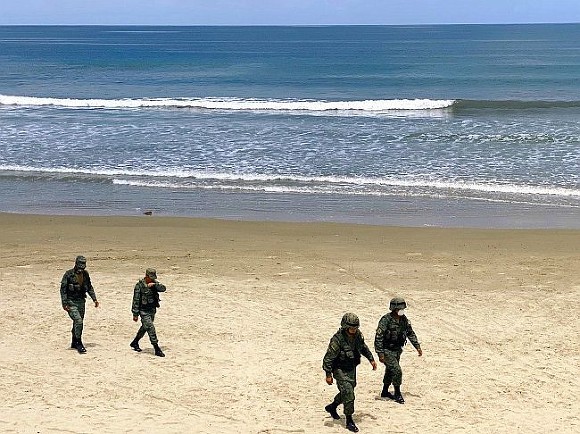 Сегодня единственные «пляжники» в Эквадоре — полицейские и военные.