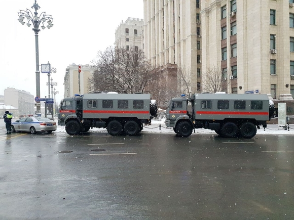 Силовики перекрывают центр Москвы