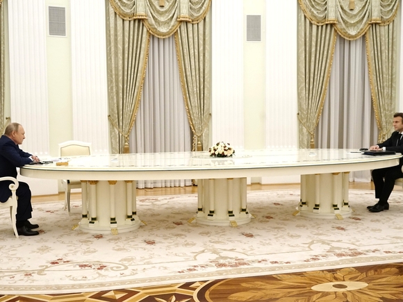 На «Первом канале» пошутили про стол переговоров на встрече Путина и Макрона (видео)