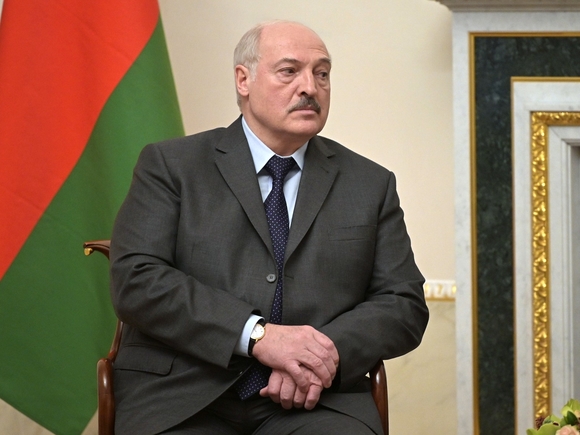 Лукашенко подарили гранатомет и карту Белорусии из серебра, золота и бриллиантов