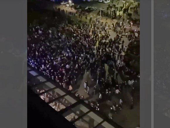 Силовики вытесняют протестующих из здания аэропорта в Махачкале