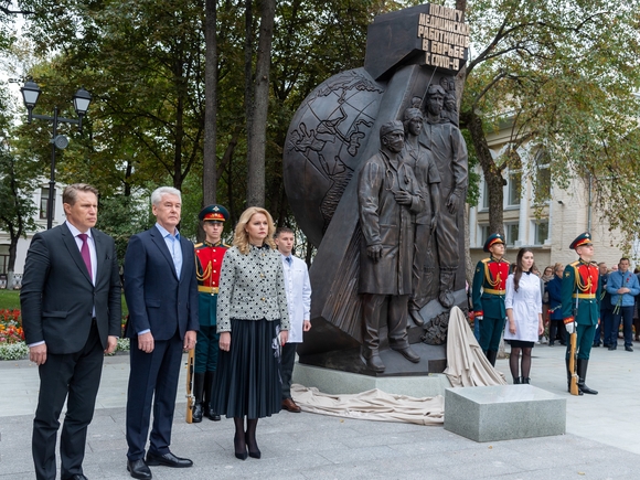 Собянин открыл монумент в честь подвига медработников в борьбе с COVID-19 (фото)