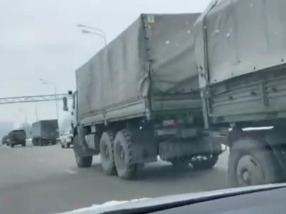 Жители Воронежа засняли колонну из 40 военных машин в черте города