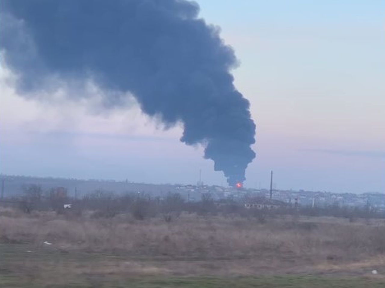 Суть нападения на украину. Взрыв в Херсоне. Столб дыма от взрыва. Взорванный аэропорт Украина. В Мелитополе прогремел мощный взрыв.
