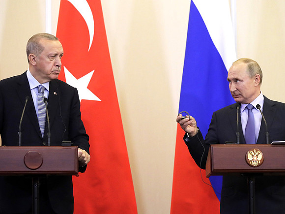 Президенты и России, и Турции выступают в своих странах в роли военных лидеров. А потому каждый из них считает, что не может уступить другому.
