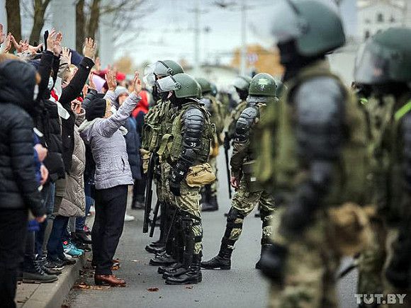 Протестующие в Минске пенсионеры «отправили» Лукашенко в Ростов (фото, видео)
