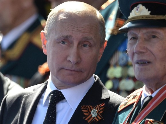 Путин предложил отправлять в тюрьму за повреждение воинских мемориалов