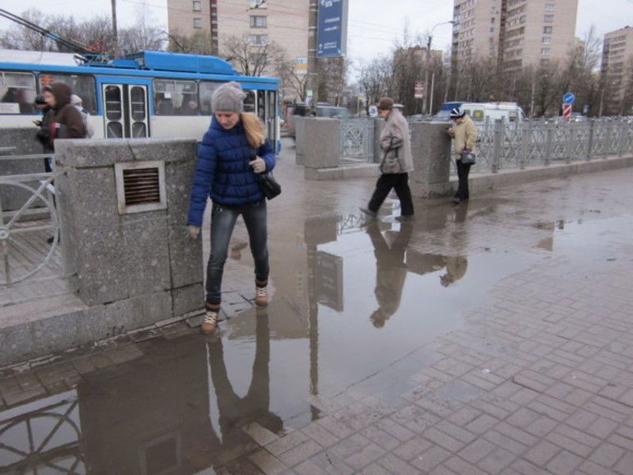 Пешеходы по лужам а вода по асфальту. Обойти лужу. Мост через лужу. Человек обходит лужу.