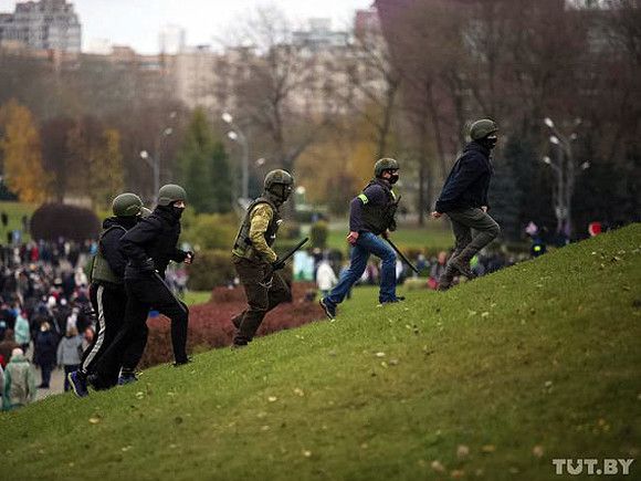 В Минске ОМОН максимально жестоко задерживает протестующих — в ход идут водометы, газ и гранаты (фото, видео)