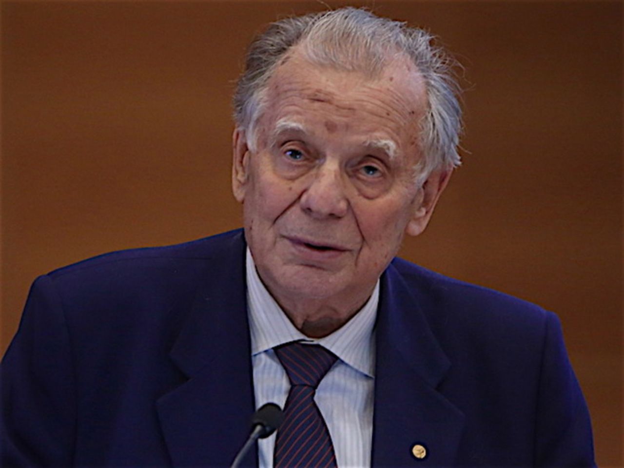 Жорес иванович алфёров «за разработки в полупроводниковой технике». Лэти алферов. Жоре́с ива́нович алфёров. Портрет жореса алферова. Жорес алферов нобелевская премия по физике 2000 г.