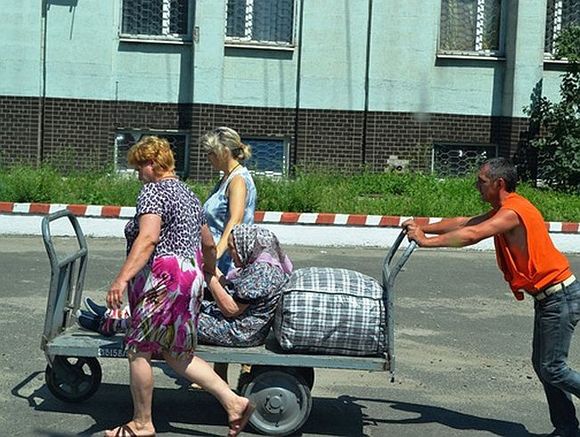 В прошлом году Казахстан покинули 33 тыс. человек, почти все они — русскоязычные.