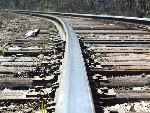 В Тюмени пассажирский поезд сбил насмерть двух человек