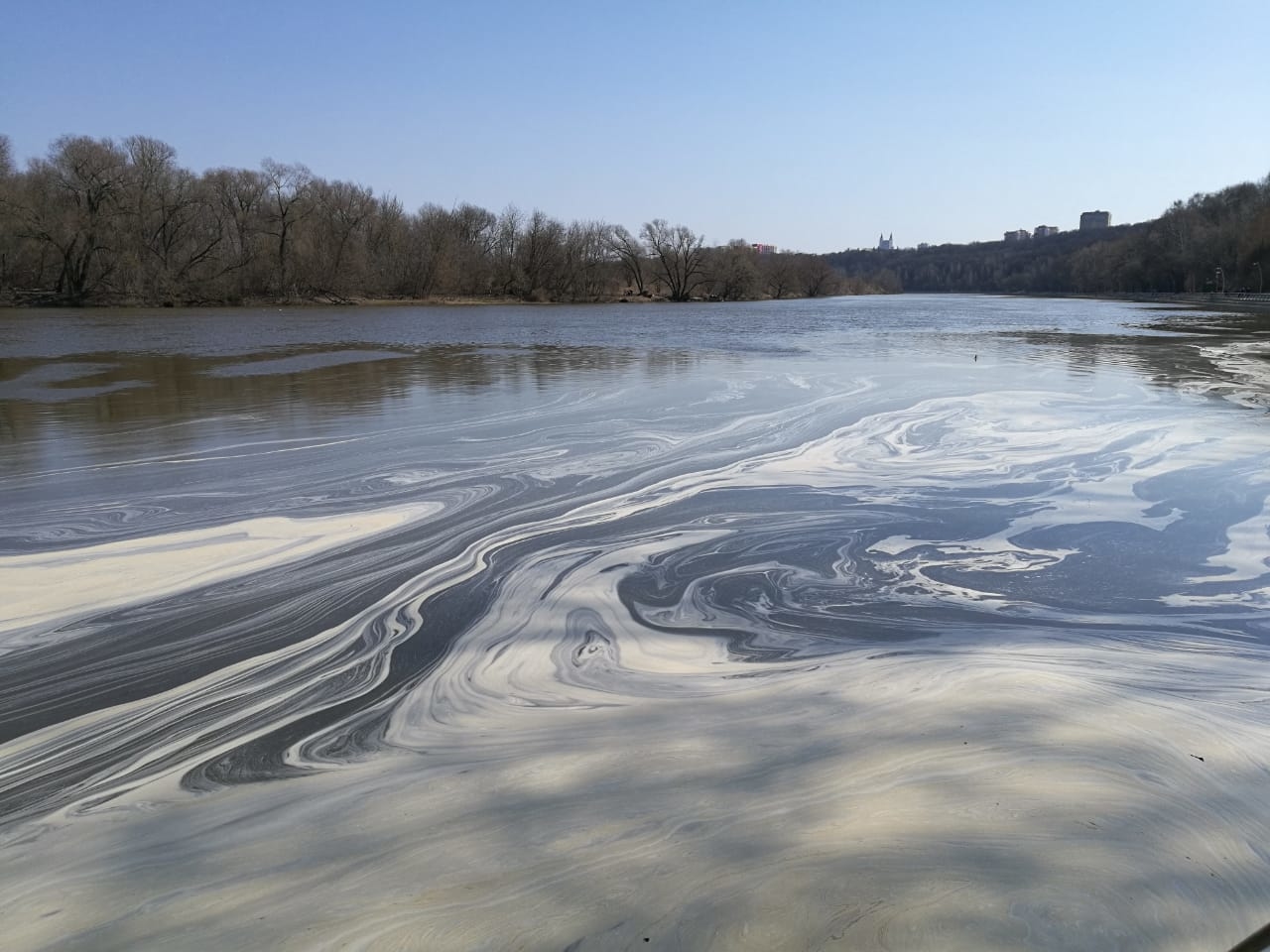 Теплая речка. Реки Москвы. Вода в реке теплая. Река теплая Красноярск. Бензин в реке.