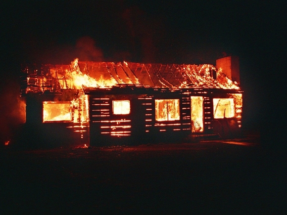 «Сгорели заживо»: двое детей погибли при пожаре в доме под Иркутском