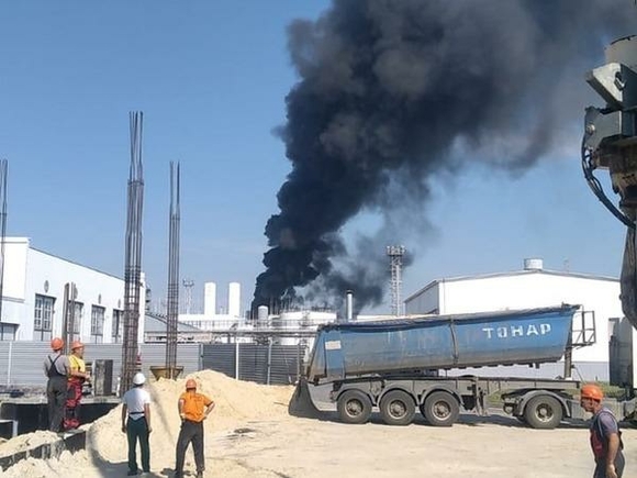 Голубев: Пожар на крупнейшем НПЗ под Ростовом начался из-за удара украинского БПЛА — завод закрыли