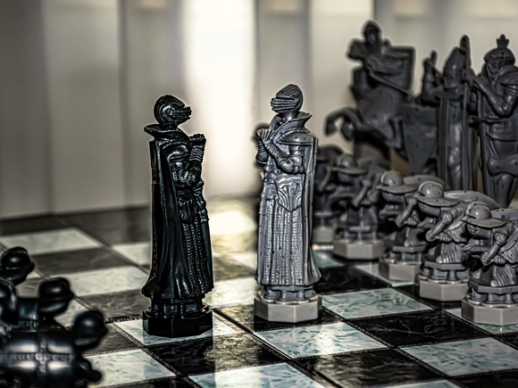 FIDE запретила шахматисту Непомнящему использовать термос с логотипом российской компании