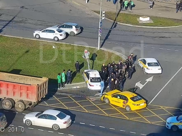Автомобиль такси снес светофор в результате ДТП на Волгоградском проспекте