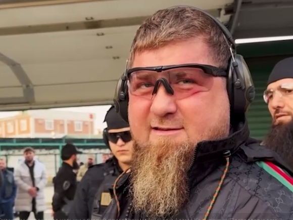 Кадыров с сыновьями потренировался в стрельбе и заявил, что готовится к войне (фото, видео)