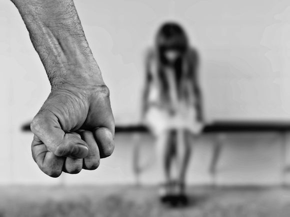 «Не является преступлением»: Верховный суд разрешил жертвам домашнего насилия защищать себя