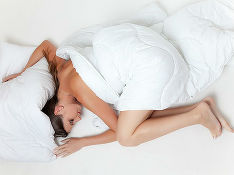 Ученые объяснили, почему лучше спать на спине