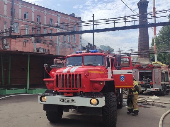 В Кемерово горит химзавод «Азот», работает пожарный поезд