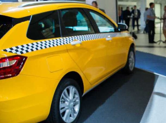 Российские власти запретили водителям такси работать более 12 часов в сутки