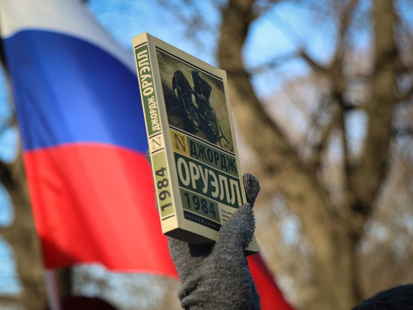 Власти назвали митинги основным фактором дестабилизации в РФ и решили повысить зарплату силовикам