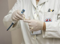 Петербургские врачи спасают школьницу, отравившуюся этанолом