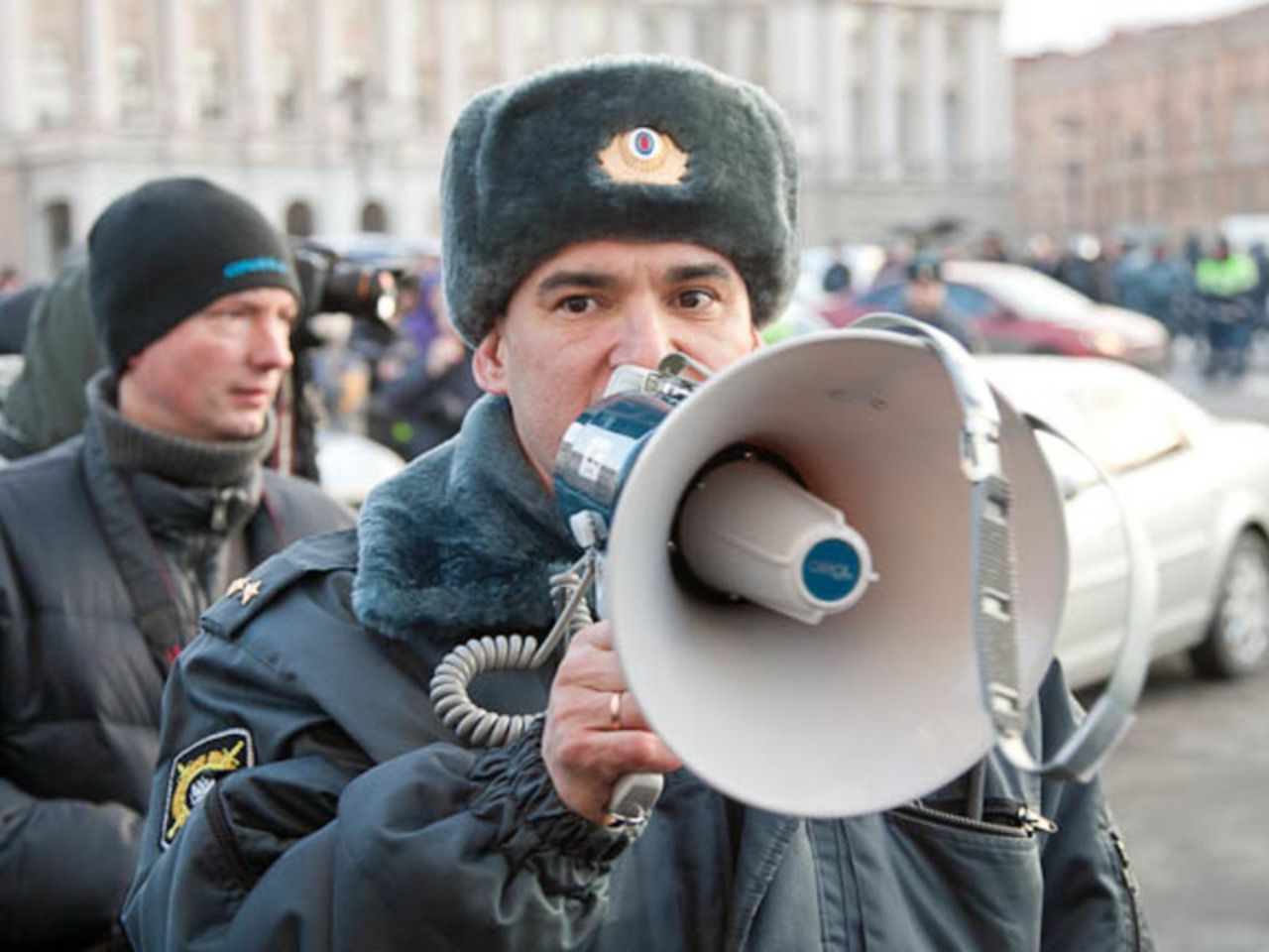 Говорит полиция. Полицейский громкоговоритель. Полицейский с рупортом. Рупор полиция. МЕГАФОН полицейского.