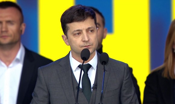 За Владимира Зеленского проголовали 75% украинцев, пришедших на избирательные участки.