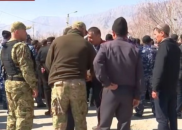 Сотни мигрантов из Средней Азии застряли на границе в Оренбургской области
