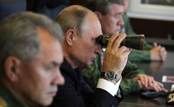 Хотя Владимир Путин продолжает перетасовывать губернаторов, на первый план снова выходит внешняя политика.