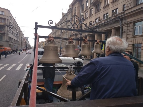 Спб встанешь. Перекрыто движение мосту Александра Невского.