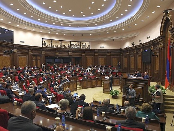 В парламенте Армении произошла потасовка из-за отказа дать трибуну Пашиняну