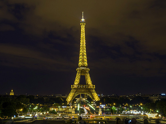 В Париже ради экономии энергии и в назидание остальным убавят подсветку Эйфелевой башни