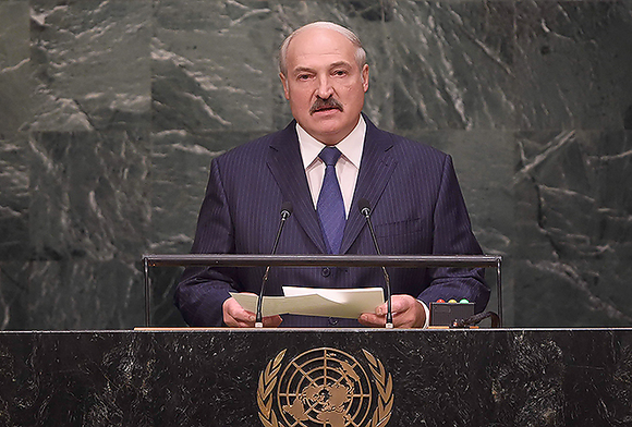 Лукашенко уверен, что сплел идеальную геополитическую паутину.
